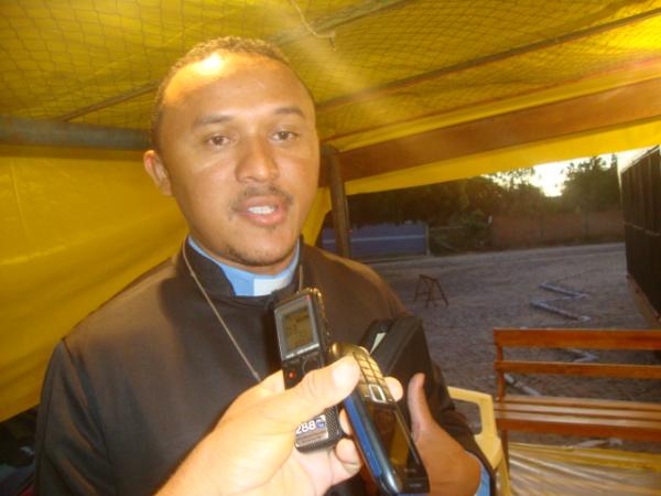 Entrevista com o pe. Adalberto(Imagem:reda&ccedil;&atilde;o)