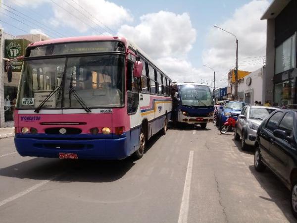 &Ocirc;nibus de transporte coletivo se envolvem em acidente no centro de Floriano.(Imagem:Ivan Nunes)