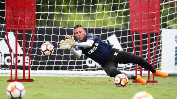 Flamengo busca vencer o São Paulo para manter caçada ao título