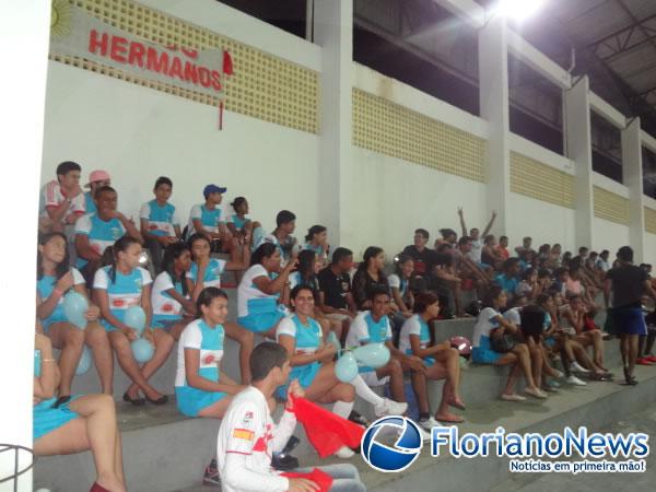 Tarde esportiva &eacute; realizada com alunos do col&eacute;gio Estadual.(Imagem:FlorianoNews)