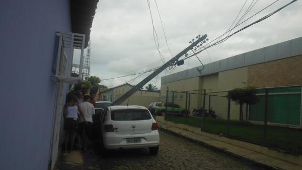 Caminh&atilde;o arranca fios, quebra poste e danifica carro no centro de Floriano.(Imagem:FlorianoNews)