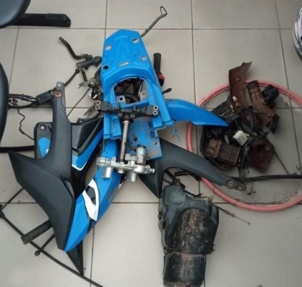Após denúncia, Força Tática encontra desmanche de moto em Floriano