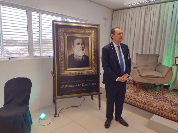 Prefeito Ant&ocirc;nio Reis recebe comenda da Ordem do M&eacute;rito Comercial Marqu&ecirc;s de Paranagu&aacute;.(Imagem:FlorianoNews)