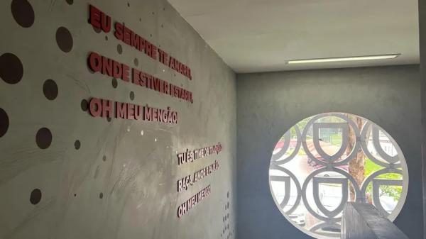  Frases escritas na parede a caminho dos quartos no CT do Flamengo.(Imagem:Let&iacute;cia Marques / ge )