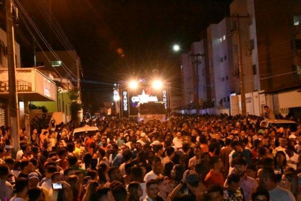 Arrast&atilde;o que comemora os 120 anos de Floriano leva centenas de foli&otilde;es &agrave;s ruas.(Imagem:SECOM)