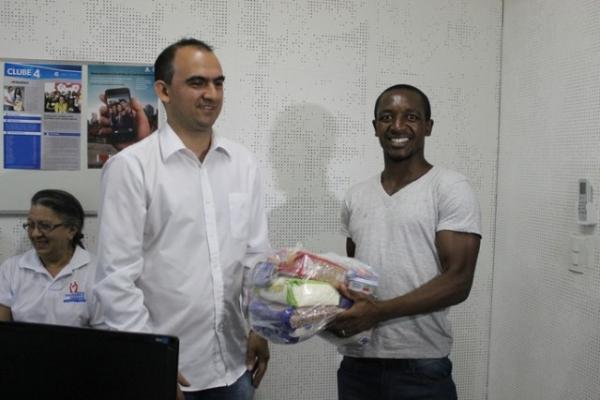 Amarildo paga aposta de Jacaré por revés no Rivengo: "Promessa é dívida"