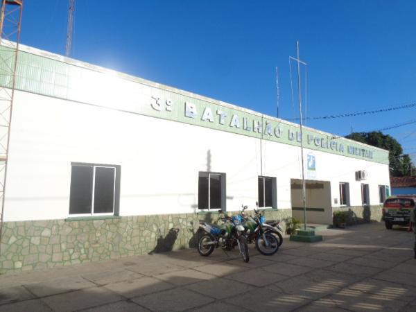 Vítimas são atingidas por disparos de arma de fogo durante assalto