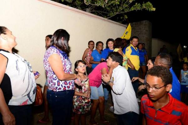 En&eacute;as Maia arrasta multid&atilde;o no bairro Sambaiba.(Imagem:Jaquelina Nascimento)