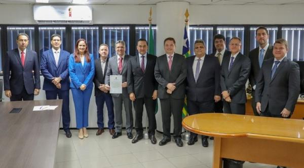 Erivan Lopes empossa o advogado Guilardo Césa Medeiros como juiz do TRE-PI