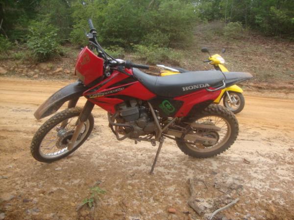 A moto foi abandonada por um jovem, segundo a policia ele disse que a moto parou e n&atilde;o pegou mais ent&atilde;o ele resolveu deixar por l&aacute; e s&oacute; ir buscar pela manh&atilde;. Resultado, a moto esta(Imagem:reda&ccedil;ao)