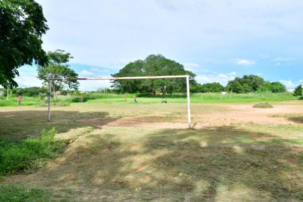  Parceria entre Infraestrutura e Esportes de Floriano come&ccedil;am limpeza nos campos de v&aacute;rzea da cidade(Imagem:Secom)