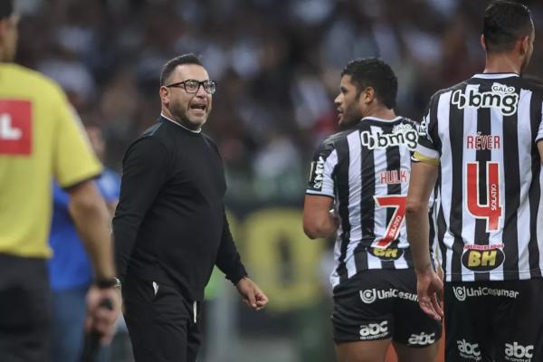  Antonio Mohamed orienta Hulk e R&eacute;ver, durante jogo do Atl&eacute;tico-MG.(Imagem:Pedro Souza/Atl&eacute;tico-MG )