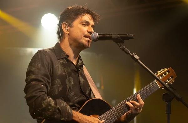 Jorge Vercillo celebra 30 anos de carreira com show emocionante em Teresina
