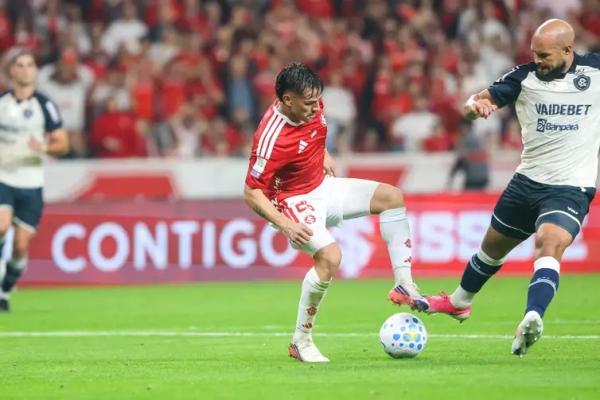 Jogadores do Internacional lamentam o empate com o Remo, no Beira-Rio, em Porto Alegre, na 23a rodada do Brasileir&atilde;o(Imagem:Ricardo Duarte/Internacional)
