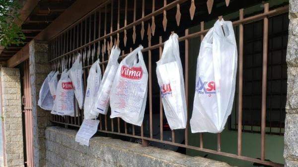 Professora coloca deveres em "varal" para alunos não ficarem sem estudar