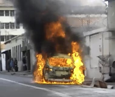 Carro pega fogo no Centro de Teresina e assusta comerciantes