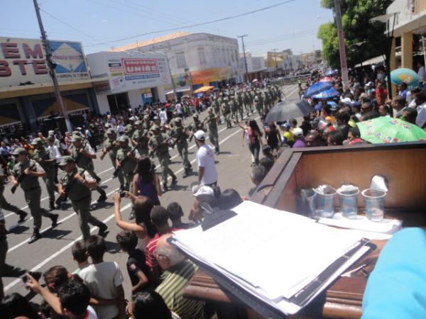 Desfile em comemora&ccedil;&atilde;o a sete de setembro em Floriano.(Imagem:FlorianoNews)