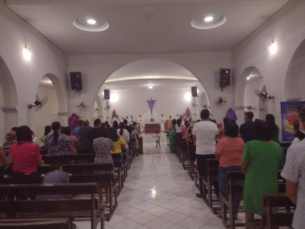 Fi&eacute;is da Igreja Cat&oacute;lica de Floriano e Bar&atilde;o de Graja&uacute; participam da Missa da Ceia do Senhor(Imagem:FlorianoNews)