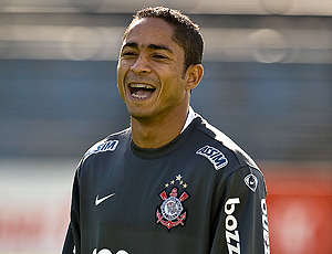 William e Dentinho continuam fora, e Adilson pode escalar três atacantes
