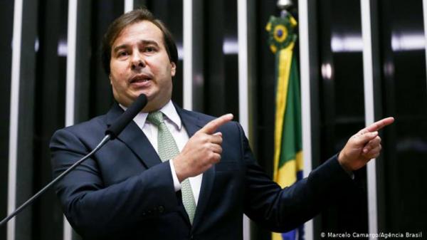 Espero que a PF já tenha tirado o porte de arma do Janot, diz Rodrigo Maia