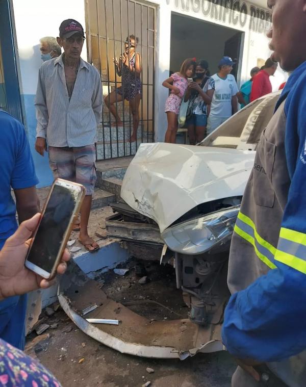 Micro-ônibus sem freio atinge quatro veículos e invade igreja evangélica no Piauí