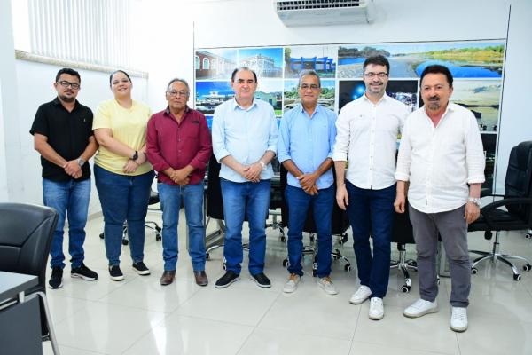 Prefeito de Floriano e representantes da Juventude e do Com&eacute;rcio discutem 