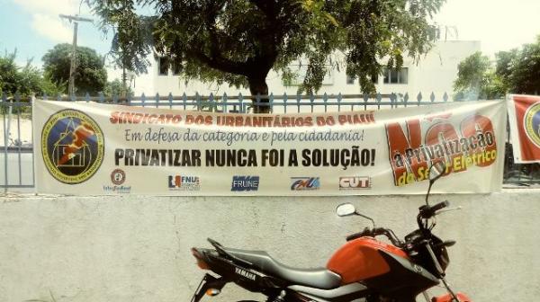 Servidores da Eletrobras Floriano fazem ato de protesto contra realiza&ccedil;&atilde;o de AGE.(Imagem:FlorianoNews)