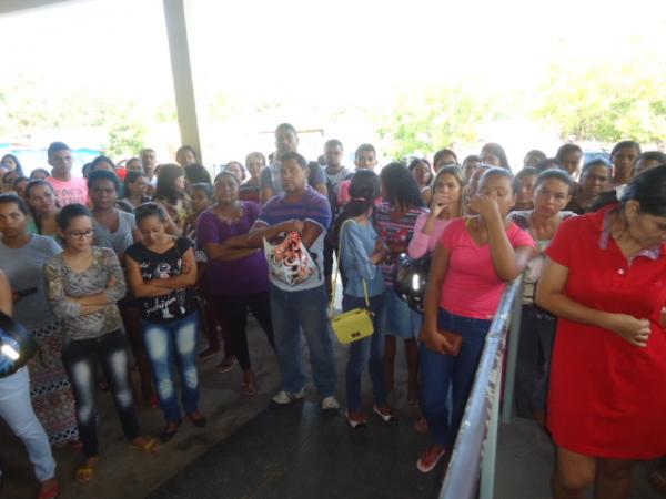 Primeiro dia de greve dos t&eacute;cnicos administrativos da UESPI &eacute; marcado por filas em Floriano.(Imagem:FlorianoNews)
