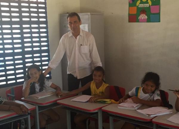 Prefeito visita escola rural onde sera implantado o M&eacute;todo de Ensino em Tempo Integral.(Imagem:Secom)