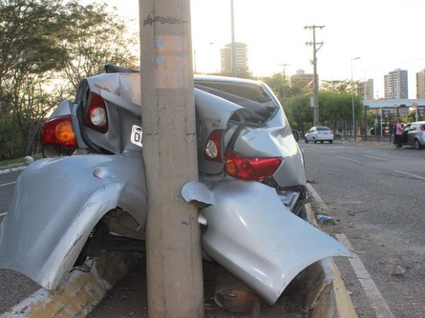 Veículo batido é abandonado em avenida da Zona Leste de Teresina