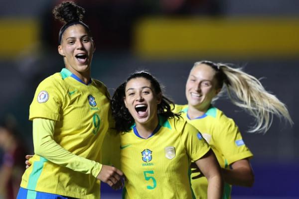 Seleção feminina de futebol oscila, mas vence Venezuela em estreia na Copa Améri