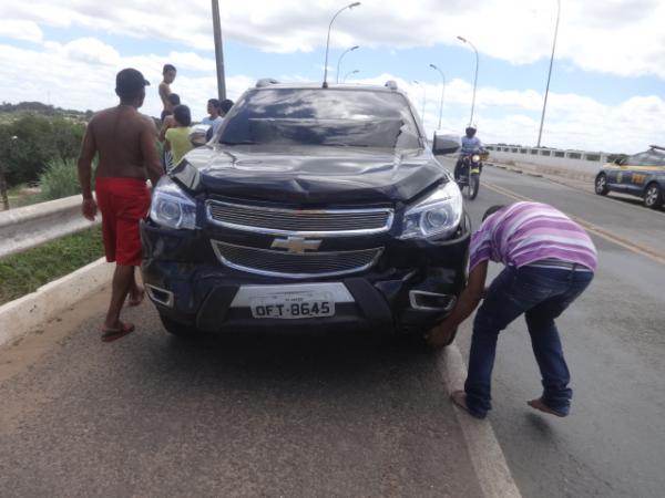 Colis&atilde;o traseira envolveu dois ve&iacute;culos na ponte sobre o Rio Parna&iacute;ba.(Imagem:FlorianoNews)