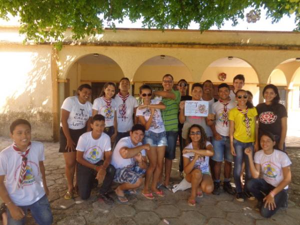 Grupos de jovens realizam campanha de doação de alimentos em Floriano