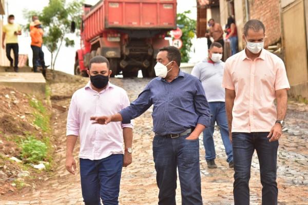 Prefeito Joel visita início das obras de asfaltamento na Demerval Nogueira