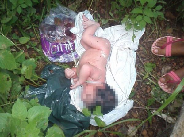 Tia procura a polícia para pedir a guarda de bebê abandonado em saco