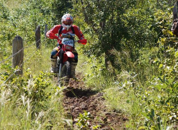 Enduro do Marv&atilde;o contou com centenas de competidores em trilhas t&eacute;cnicas e sol forte.(Imagem:M&aacute;rcia Cristina/Aldeia)