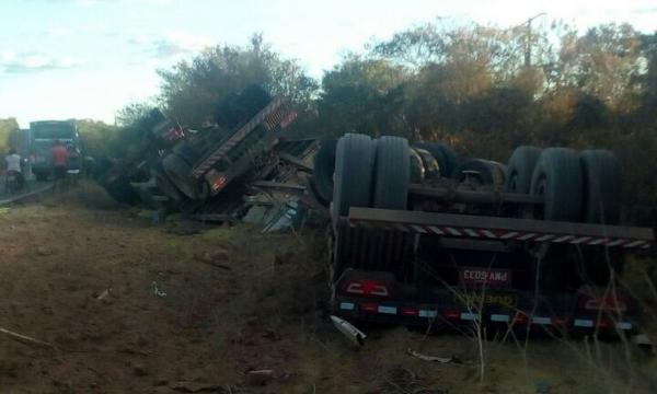 Carreta tomba na BR-135; quarto acidente em menos de 24 horas em trecho de rodovia no Sul do Piauí