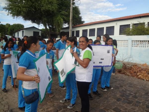 Alunos realizaram caminhada pela preserva&ccedil;&atilde;o do Meio Ambiente em Floriano.(Imagem:FlorianoNews)