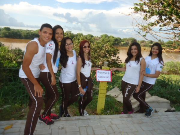 Escola Pequeno Pr&iacute;ncipe realiza caminhada pelo meio ambiente em Floriano.(Imagem:FlorianoNews)
