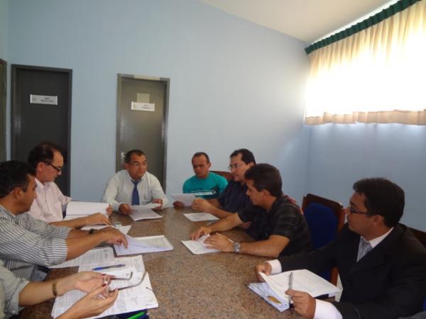 Vereadores se reúnem com assessoria jurídica na Câmara Municipal de Floriano