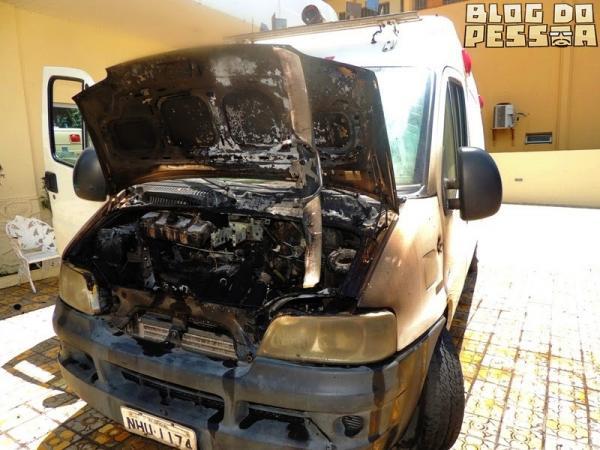 Ambul&acirc;ncia incendiada(Imagem:Blog do Pessoa)