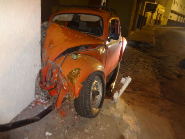 Motorista sofre traumatismo após chocar veículo na Av. Getúlio Vargas