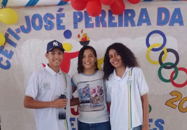 Palestra de Sarah Menezes estimula a prática esportiva entre alunos da rede estadual