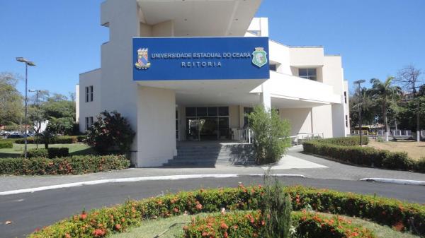 Concurso UECE: editais com mais de 300 vagas para professor são divulgados