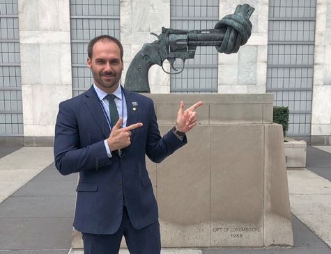 Deputado Eduardo Bolsonaro faz gesto de arma em monumento pela paz na ONU