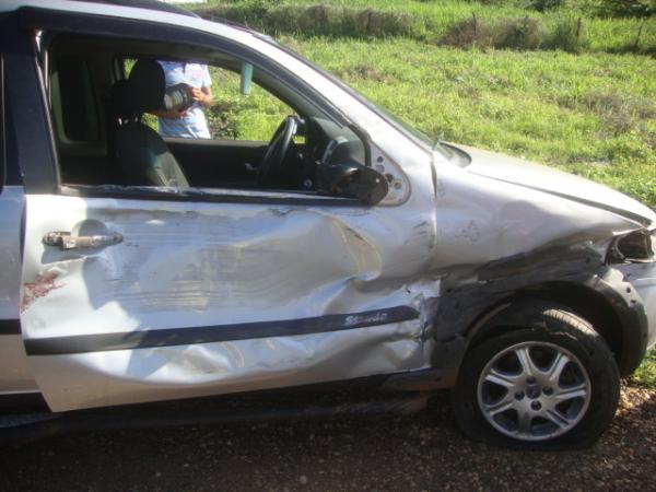 acidente no entroncamento das BR&acute;s 230 e 343, enfrente a Alencauto(Imagem:reda&ccedil;&atilde;o)