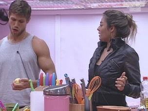 Monique e Fabiana se estranham mais uma vez na cozinha