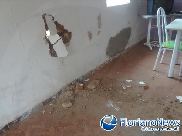  Raio atinge &aacute;rvore e danifica resid&ecirc;ncias em Floriano.(Imagem:FlorianoNews)