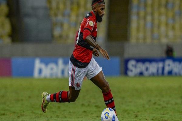 Rodinei, do Flamengo, é o lateral com mais assistências no Brasileiro