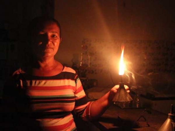 População volta a usar lamparina por conta das quedas de energia no Piauí